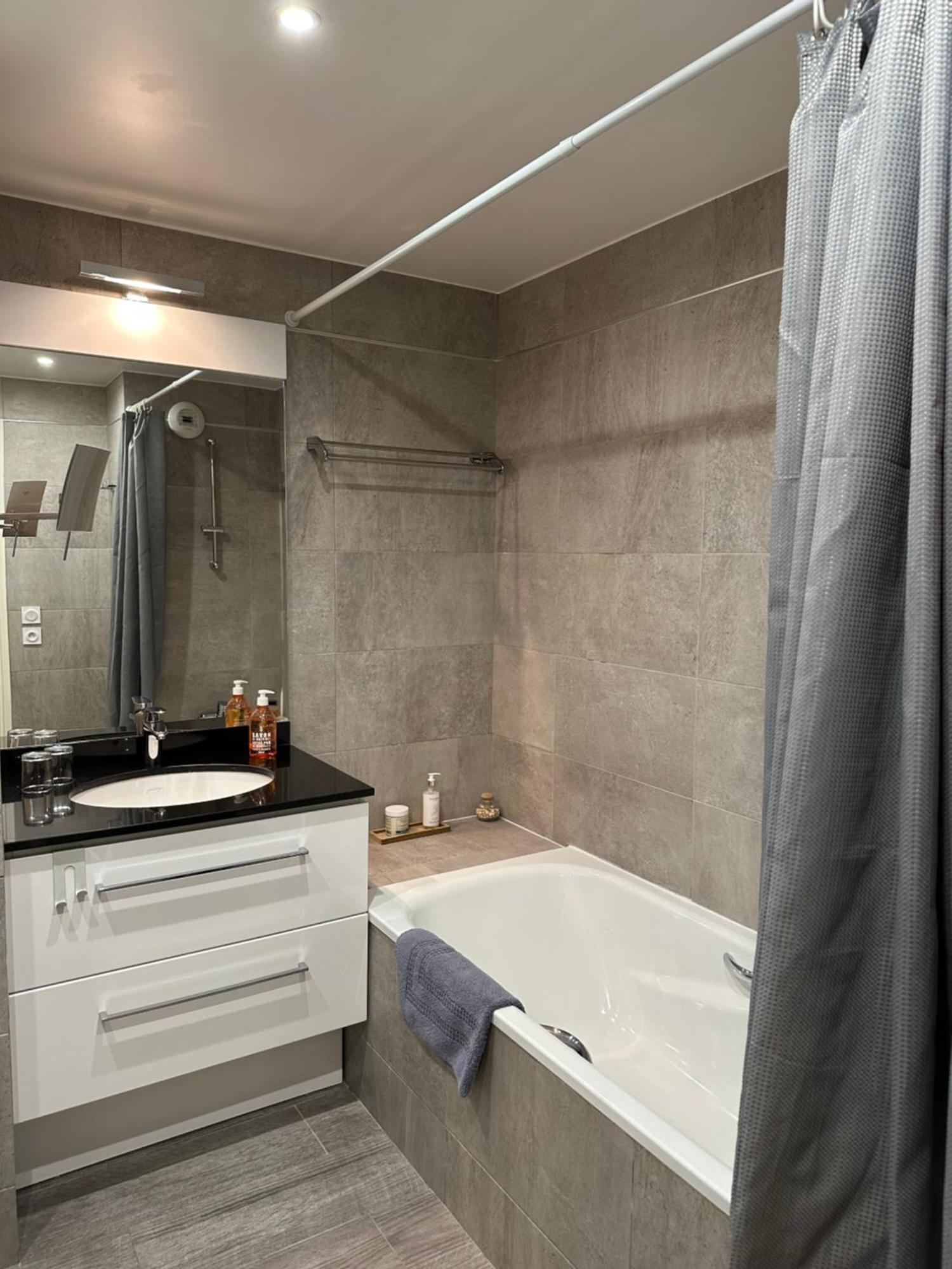 2 Pieces 57m2 Terrasse Sur Cour Proche Paris Porte Maillot Apartment Levallois-Perret