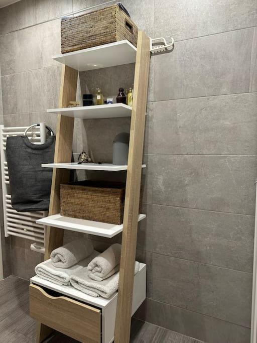 2 Pieces 57m2 Terrasse Sur Cour Proche Paris Porte Maillot Apartment *