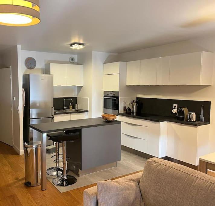 Apartment 2 Pieces 57m2 Terrasse Sur Cour Proche Paris Porte Maillot